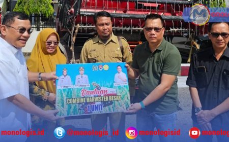 Hanan A Rozak Serahkan Bantuan Combine Harvester untuk Tiga Kelompok Tani di Mesuji