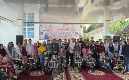 10 Anak Penderita Cerebral Palsy Tulangbawang Barat Terima Bantuan Kursi Roda dan Uang Tunai