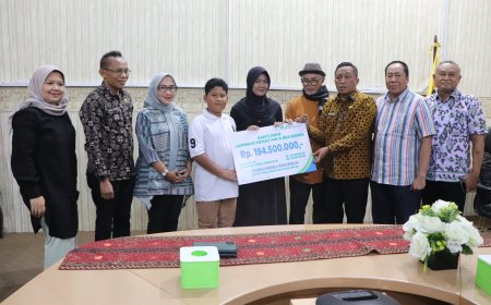 Diskominfotik Lampung dan BPJS Ketenagakerjaan Serahkan Santunan Sosial ke Keluarga Almarhum PTHL