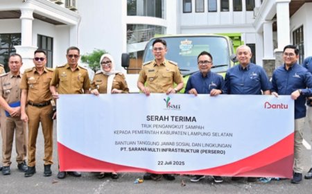 Pemkab Lampung Selatan Terima Bantuan Truk Sampah dari PT SMI
