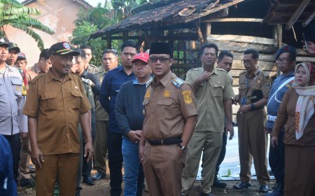 Bupati Lampung Tengah Tinjau Rumah Warga  Terdampak  Angin Puting Beliung di Dua Kampung