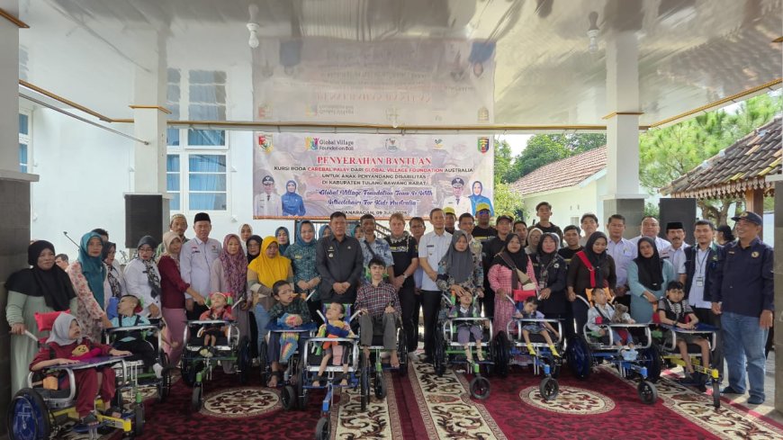 10 Anak Penderita Cerebral Palsy Tulangbawang Barat Terima Bantuan Kursi Roda dan Uang Tunai