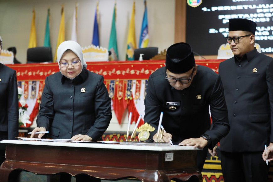 Gubernur dan Ketua DPRD Lampung Tanda Tangani Raperda APBD 2024