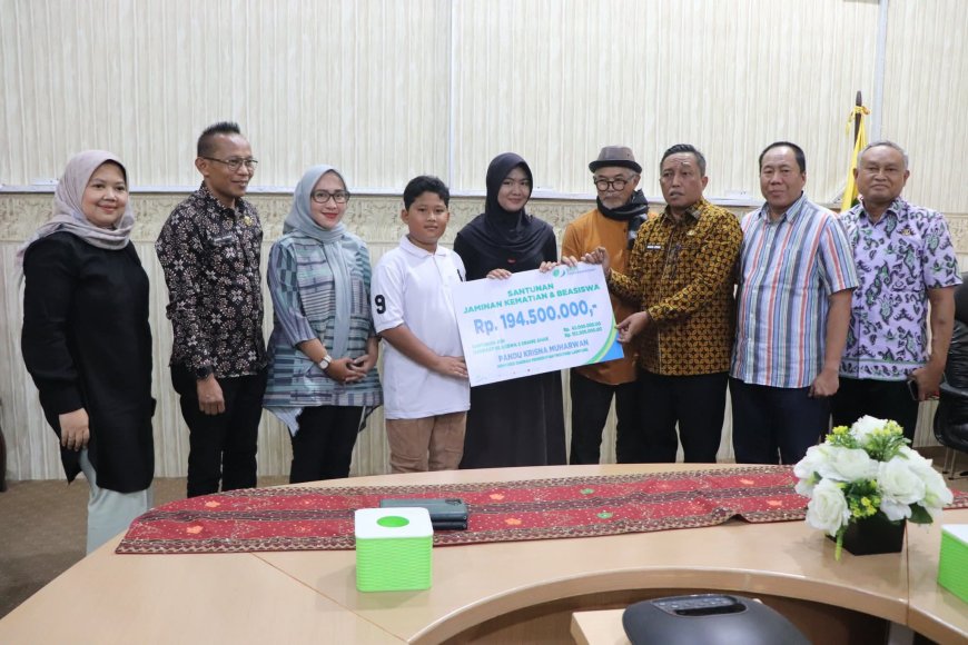 Diskominfotik Lampung dan BPJS Ketenagakerjaan Serahkan Santunan Sosial ke Keluarga Almarhum PTHL
