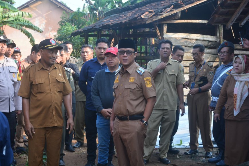 Bupati Lampung Tengah Tinjau Rumah Warga  Terdampak  Angin Puting Beliung di Dua Kampung