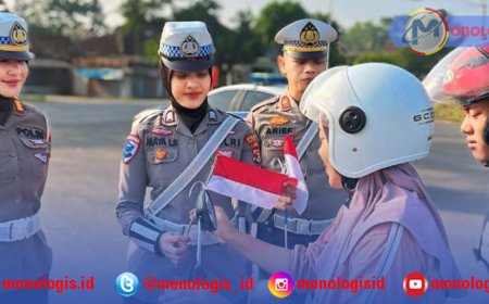 Sambut HUT ke-80 RI, Sat Lantas Tulangbawang Barat Bagikan Bendera ke Pengendara