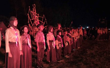 Siswi SMPN 1 Gedungaji Pimpin Upacara Api Unggun Hari Pramuka ke-64