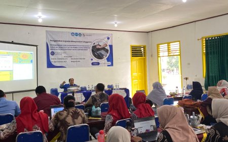 Dosen Unila Dampingi Guru Kuasai Mathematica