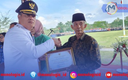 Peringatan HUT ke-80 RI, Tiga Tokoh  Transmigran Tulangbawang Barat Terima Penghargaan