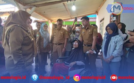 Pemkot Bandarlampung Bagikan Kursi Roda dan Alat Pendengar