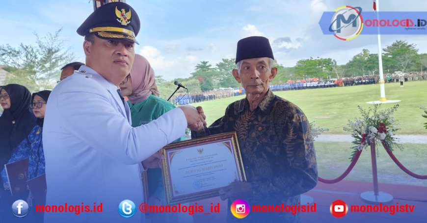 Peringatan HUT ke-80 RI, Tiga Tokoh  Transmigran Tulangbawang Barat Terima Penghargaan