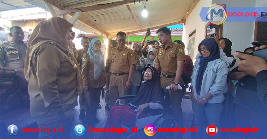 Pemkot Bandarlampung Bagikan Kursi Roda dan Alat Pendengar