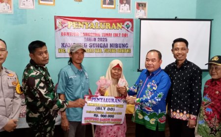 Lansia Kampung Sungainibung Semringah Terima BLT-DD Rp1,8 Juta