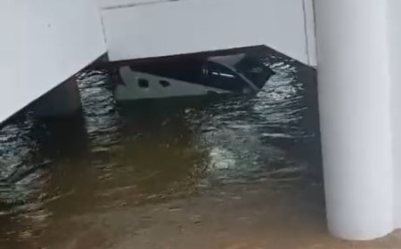 Banjir Terjang Pemkab Pesisir Barat, Puluhan Kendaraan Terendam