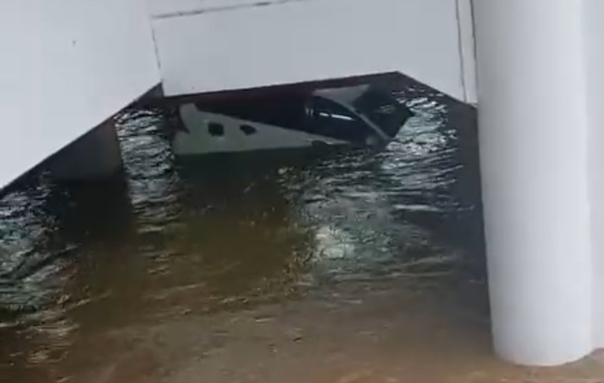 Banjir Terjang Pemkab Pesisir Barat, Puluhan Kendaraan Terendam