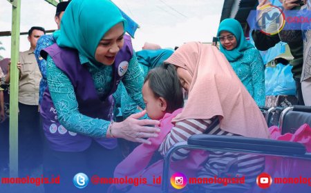 Kunjungi Desa Binaan di Pesisir Barat,Ketua TP PKK Lampung  Salurkan Bantuan