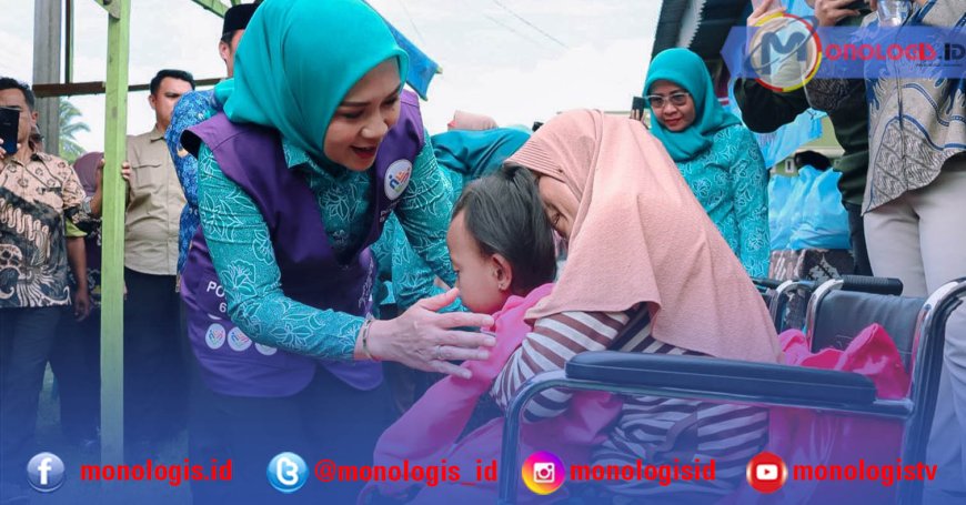 Kunjungi Desa Binaan di Pesisir Barat,Ketua TP PKK Lampung  Salurkan Bantuan