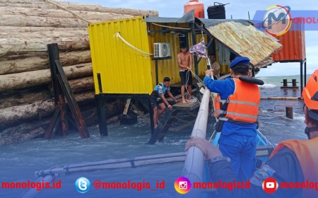 Tongkang dan Tugboat Angkut 4.800 Kubik Kayu Terdampar di Pantai Tanjungsetia