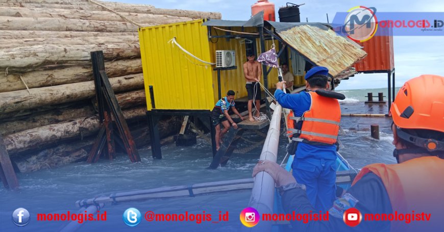 Tongkang dan Tugboat Angkut 4.800 Kubik Kayu Terdampar di Pantai Tanjungsetia