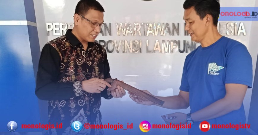 Ketua PWI Lampung Terima ‘Warisan’ Badik Pagardewa dari Andy Achmad