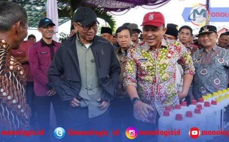 Mirza Serahkan Bantuan Pupuk Organik Cair ke Petani Lampung Barat