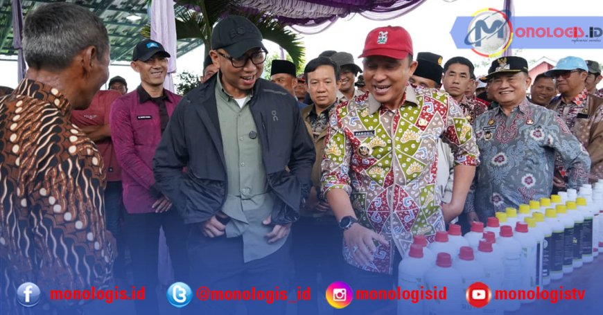 Mirza Serahkan Bantuan Pupuk Organik Cair ke Petani Lampung Barat