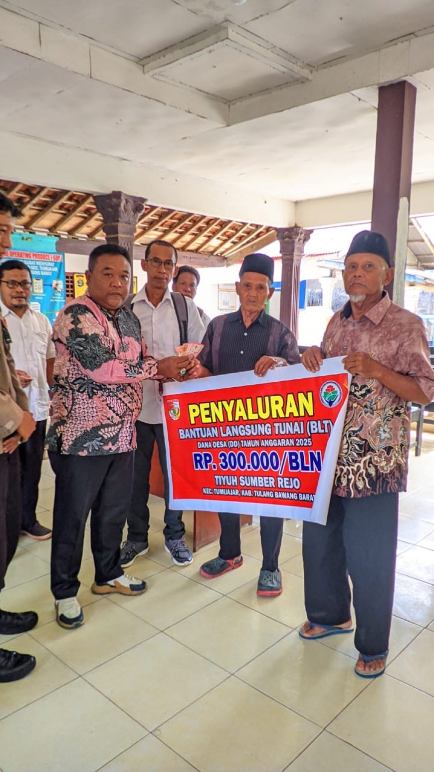 Salurkan BLT, Ini Harapan Kepala Tiyuh Sumber Rejo Tulangbawang Barat