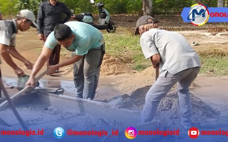 Warga Panaragan Jaya Gotong Royong Cor Jalan Lingkungan Secara Swadaya