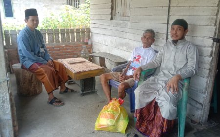 Masjid Baitul Makmur Bagikan Kado Ramadan