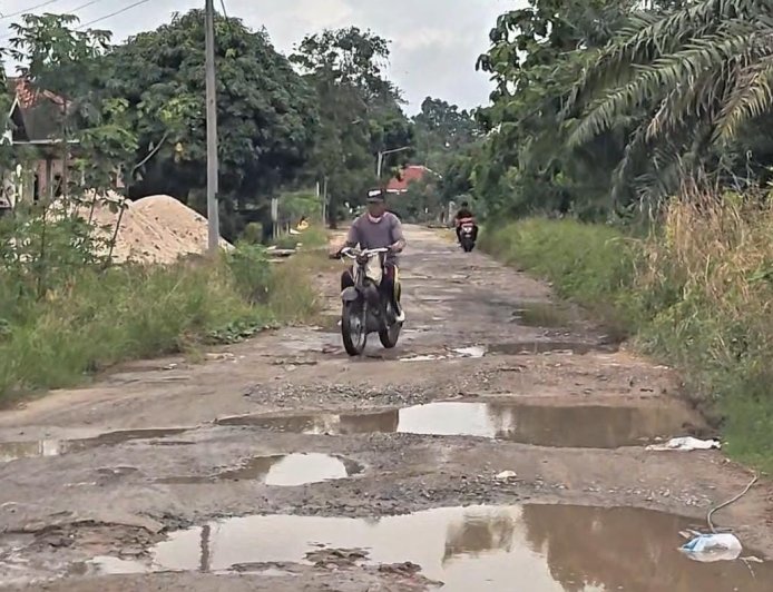 Ironis! Jalan Warga di Sekitar Kantor Bupati Lampung Tengah Rusak 15 Tahun