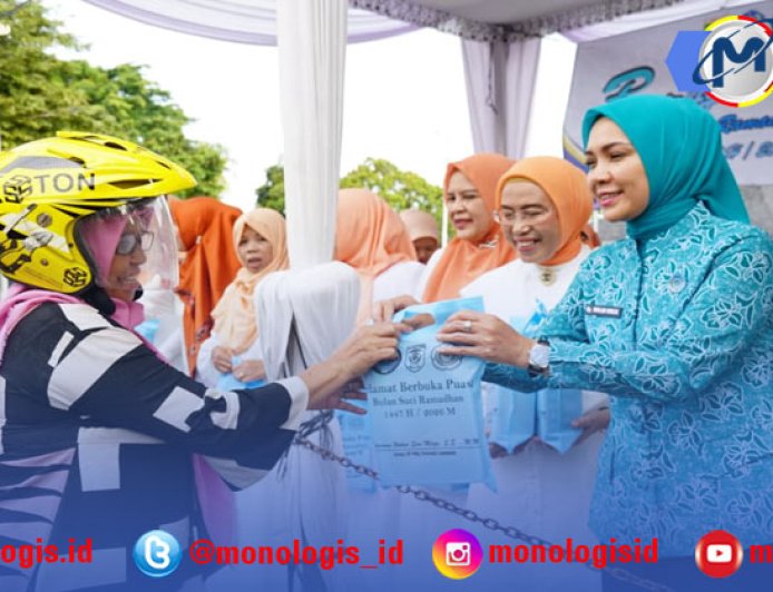 Ramadan Penuh Kepedulian, TP PKK dan DWP Provinsi Lampung Kembali Bagikan Takjil di Depan Mahan Agung