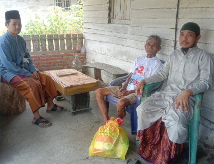 Masjid Baitul Makmur Bagikan Kado Ramadan