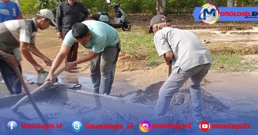 Warga Panaragan Jaya Gotong Royong Cor Jalan Lingkungan Secara Swadaya