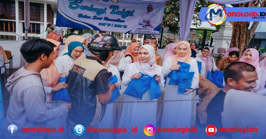 TP. PKK dan DWP Provinsi Lampung Bagikan Ratusan Takjil untuk Masyarakat