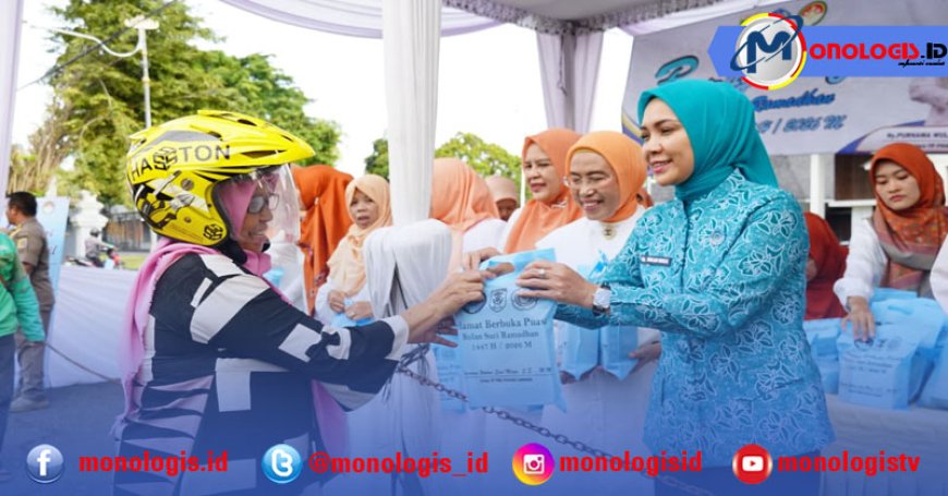 Ramadan Penuh Kepedulian, TP PKK dan DWP Provinsi Lampung Kembali Bagikan Takjil di Depan Mahan Agung