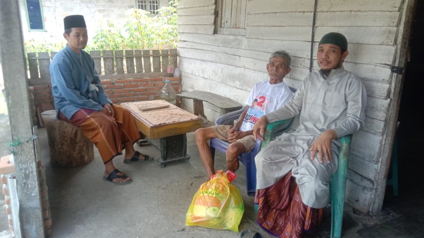 Masjid Baitul Makmur Bagikan Kado Ramadan