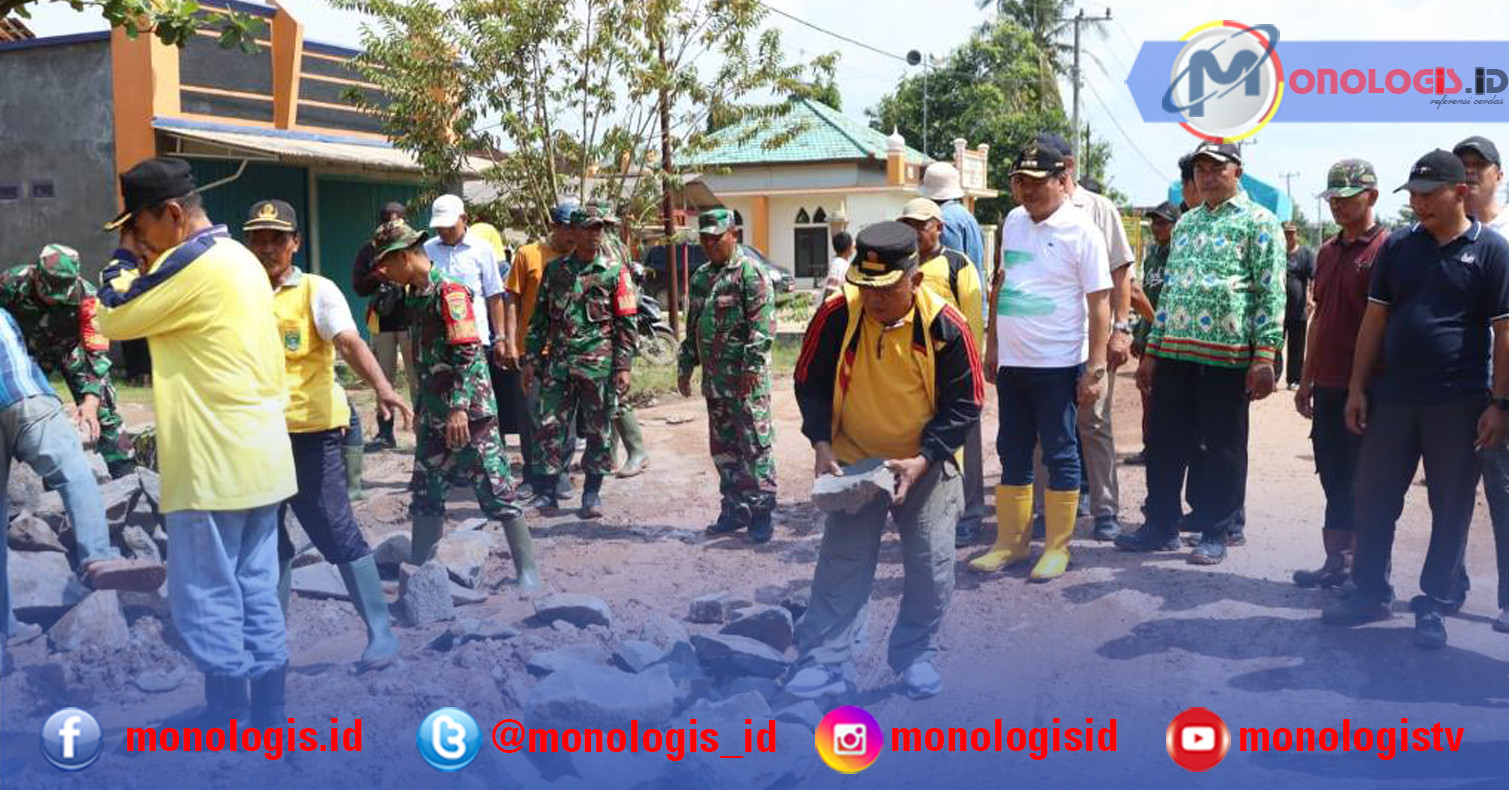 Bupati Lampung Tengah Bersama Masyarakat Rumbia Timbun Lobang Jalan Provinsi
