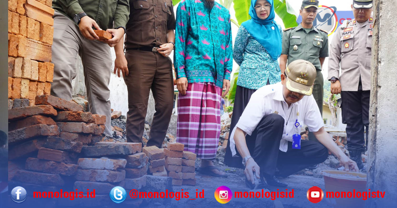 Bupati Pesisir Barat Serahkan Bansos dan Bantuan Perbaikan Rumah Korban Kebakaran