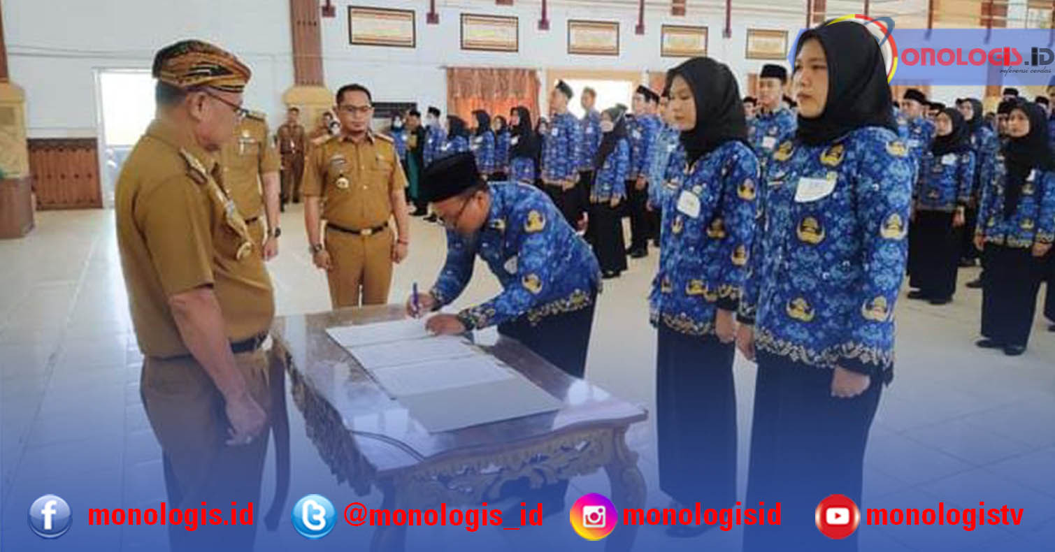 Dawam Rahardjo Serahkan SK PNS