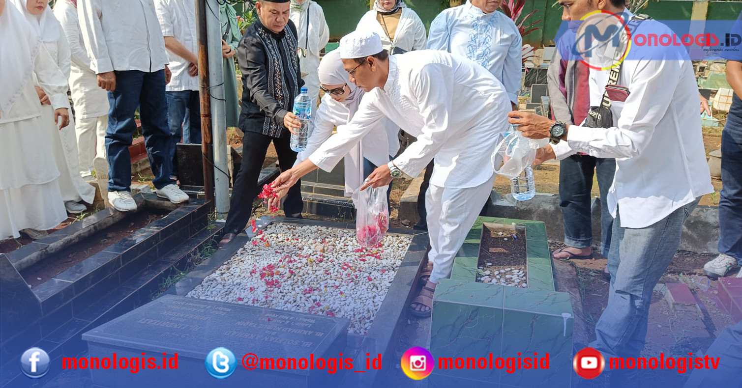 Ziarah Kubur Untuk Mengenang Jasa Perintis PWI Lampung