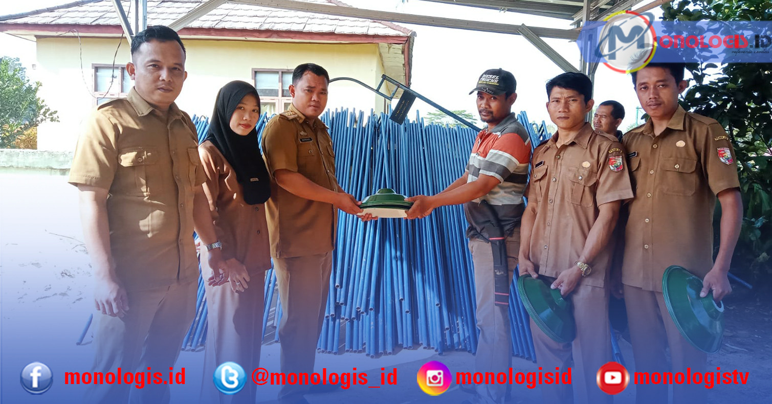 Tiyuh Agungjaya Salurkan Tiang Lampu PJU dan BLT-DD