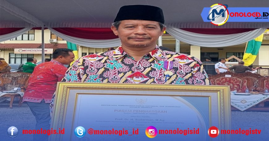 Lencana Satya Transmigrasi Untuk Prof Sudarman, Anak Transmigran yang Kini Menjabat Ketua PWM Lampung