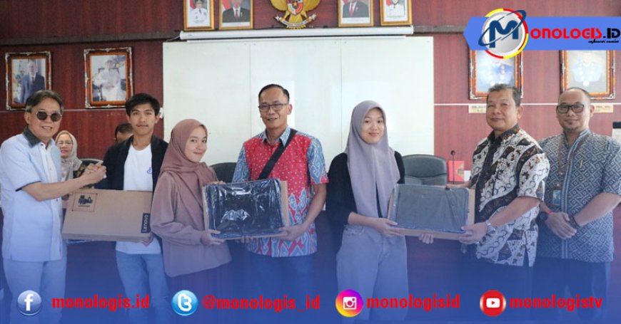 Yayasan Alfian Husin Berikan Laptop, Uang, dan Sembako kepada Karyawan dan Mahasiswa Korban Banjir