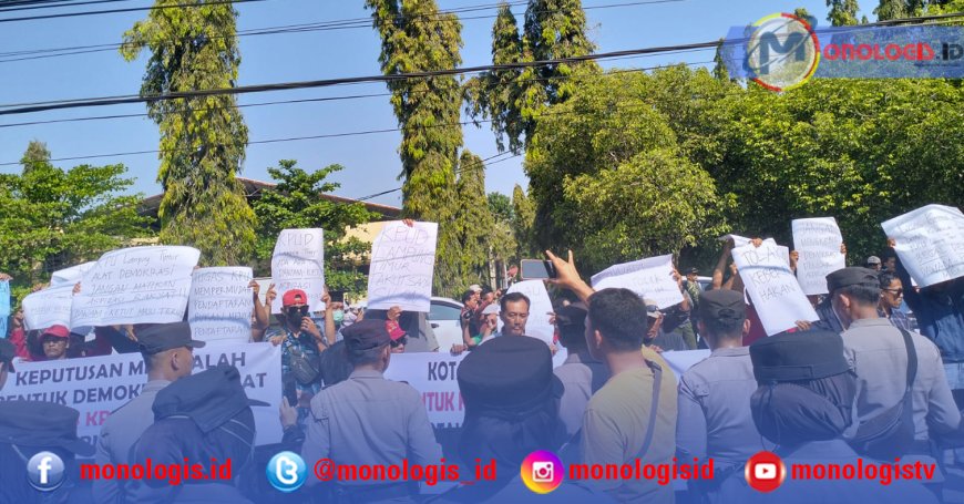 Massa Desak Pendaftaran Dawam-Ketut Diterima KPU