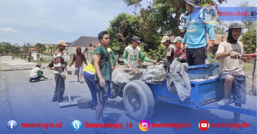 Warga Margakencana Gotong Royong Perbaiki Jalan Rusak
