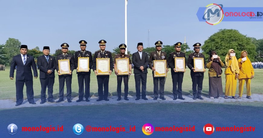 Hari Pahlawan 2024, Pj Bupati Tulangbawang Barat Serahkan 7 Penghargaan