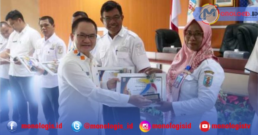 Sekda Waykanan Serahkan Penghargaan TKPKD Award 2024