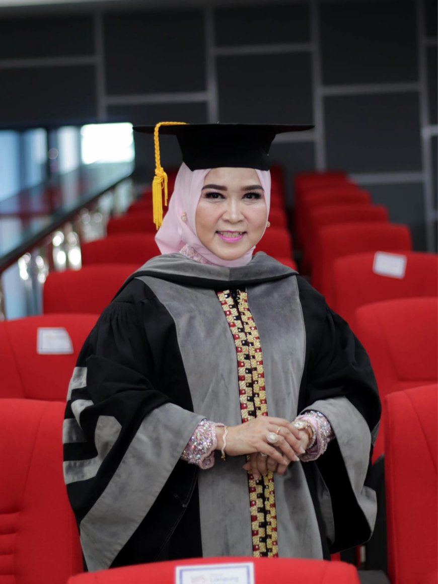Unila Gelar Wisuda 2025, Mira Rozanna Lulusan Terbaik Program Doktor dengan Skor Nilai  388