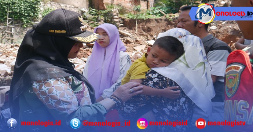 Walikota Eva Dwiana Serahkan Santunan Kepada Ahli Waris Korban Banjir