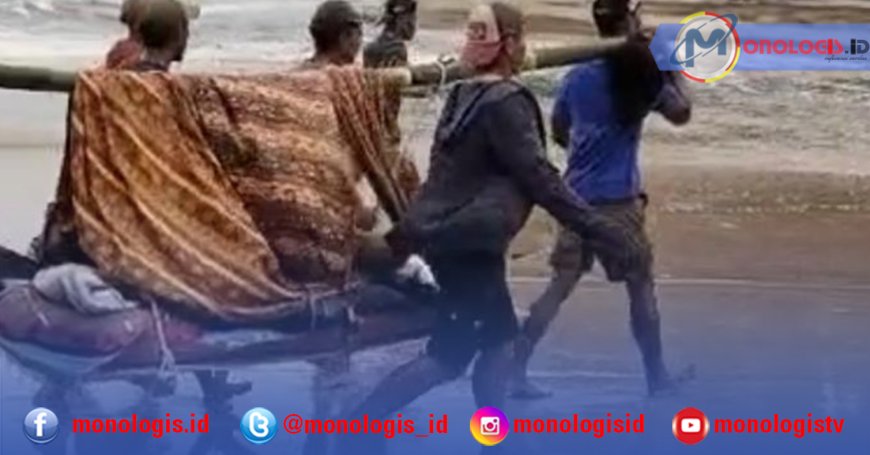 Miris! Warga Bandardalam Wayharu Tandu Kades Sakit Sejauh 12 Km